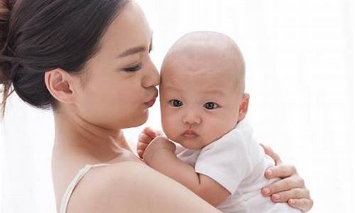 婴儿出生后多久开始看到颜色？