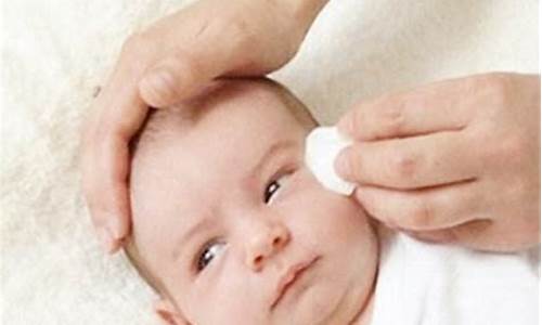 婴儿的眼屎该如何清理？