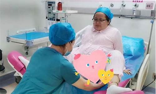 分娩时可以选择哪些辅助工具来帮助产妇?