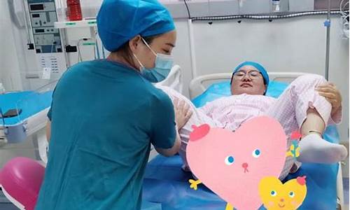 分娩过程中,丈夫或家人应该如何支持产妇?