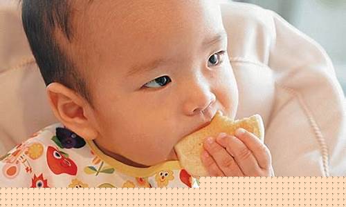 婴儿什么时候能用手抓东西？